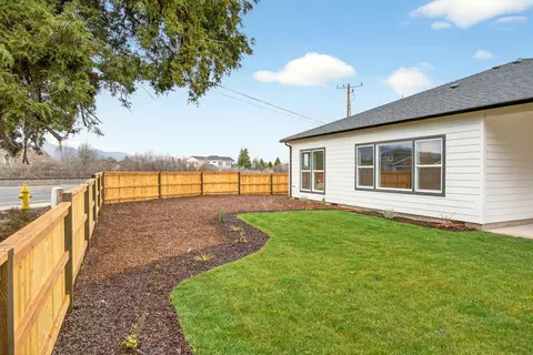 Exterior - 348 Cascade Dr, Central Point, OR 97502 photo 5 of 9