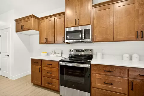 Kitchen - 348 Cascade Dr, Central Point, OR 97502 photo 6 of 8