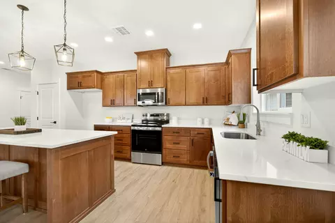 Kitchen - 348 Cascade Dr, Central Point, OR 97502 photo 4 of 8
