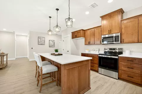 Kitchen - 348 Cascade Dr, Central Point, OR 97502 photo 5 of 8