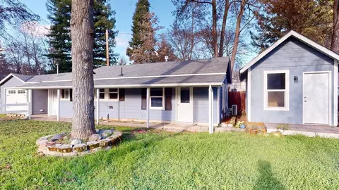 744 NW 2nd St, Grants Pass, OR 97526