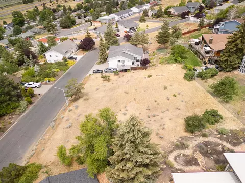 1621 Ridgecrest Dr, Klamath Falls, OR 97601