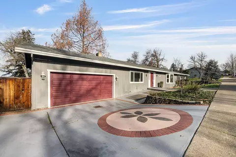 2381 Brentwood St, Medford, OR 97504