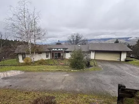 1751 Dragon Fly Ln, Ashland, OR 97520