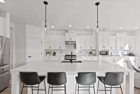 Kitchen - 3842 NE Oakside Loop, Bend, OR 97701 photo 6 of 8