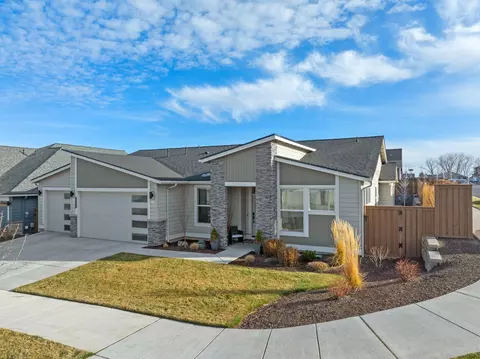 Exterior - 3842 NE Oakside Loop, Bend, OR 97701 photo 16 of 17