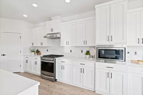 Kitchen - 3842 NE Oakside Loop, Bend, OR 97701 photo 4 of 8