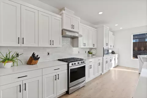 Kitchen - 3842 NE Oakside Loop, Bend, OR 97701 photo 5 of 8