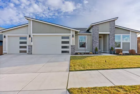Exterior - 3842 NE Oakside Loop, Bend, OR 97701 photo 15 of 17