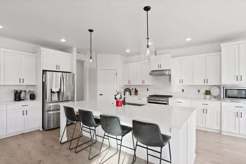Kitchen - 3842 NE Oakside Loop, Bend, OR 97701 photo 3 of 8