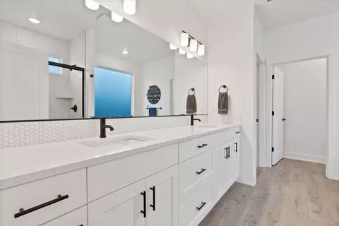 Bath - 3842 NE Oakside Loop, Bend, OR 97701 photo 5 of 7