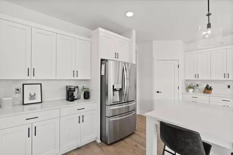 Kitchen - 3842 NE Oakside Loop, Bend, OR 97701 photo 8 of 8