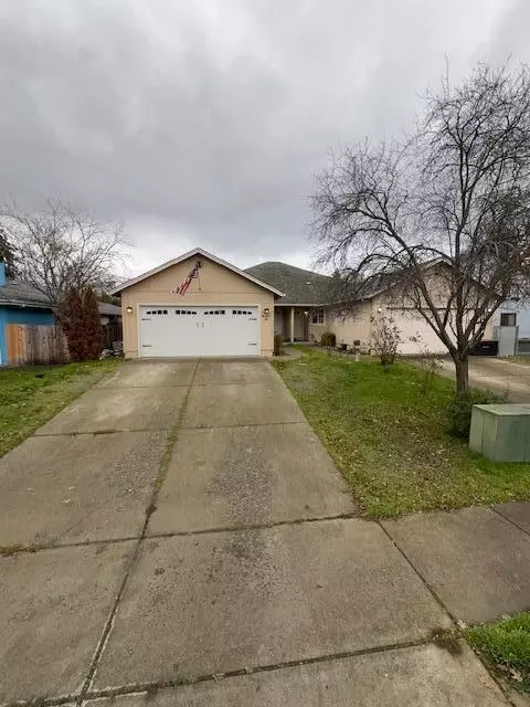 921 N Rose St #A, Phoenix, OR 97535