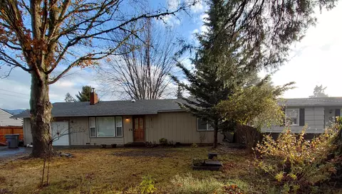 1077 SE Ashley Pl, Grants Pass, OR 97526