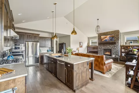Kitchen - 60414 Hedgewood Ln, Bend, OR 97702 photo 2 of 5