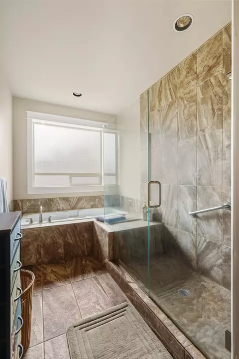 Bath - 60414 Hedgewood Ln, Bend, OR 97702 photo 2 of 3