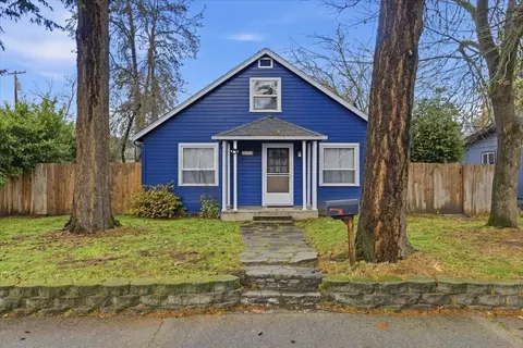 420 SW Burgess St, Grants Pass, OR 97526