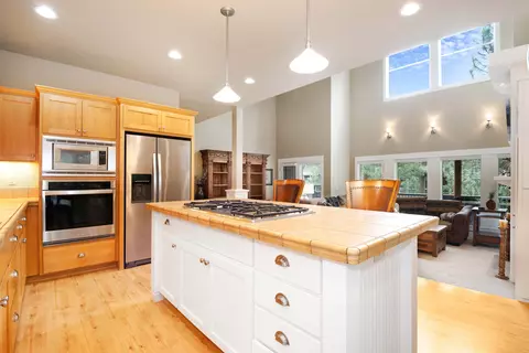Kitchen - 19672 Winter Wren Loop, Bend, OR 97702 photo 3 of 7