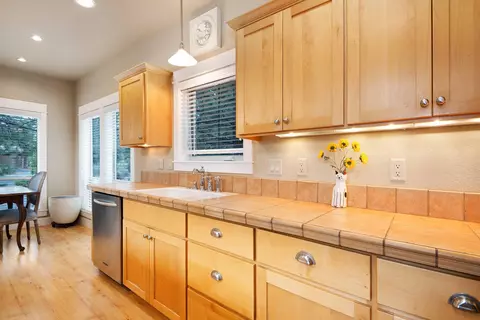 Kitchen - 19672 Winter Wren Loop, Bend, OR 97702 photo 6 of 7