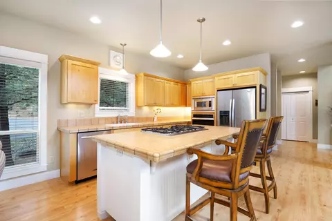 Kitchen - 19672 Winter Wren Loop, Bend, OR 97702 photo 2 of 7