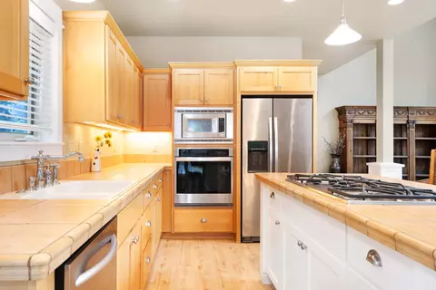 Kitchen - 19672 Winter Wren Loop, Bend, OR 97702 photo 4 of 7