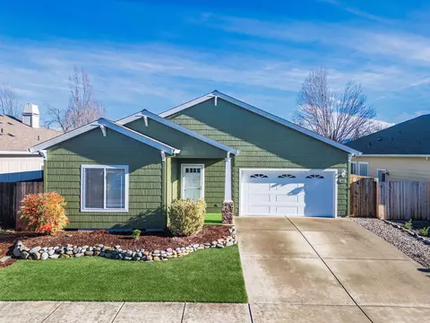 827 Isherwood Dr, Central Point, OR 97502