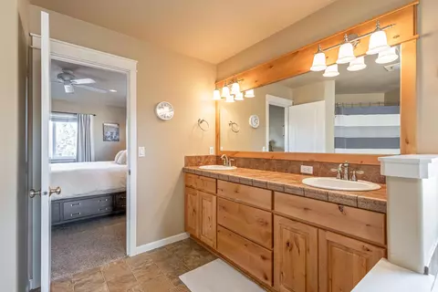 Bath - 63151 Brookstone Ln, Bend, OR 97701 photo 5 of 6