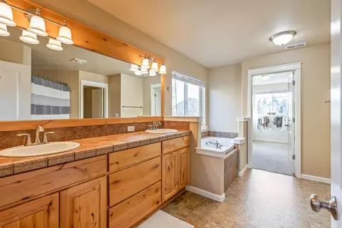 Bath - 63151 Brookstone Ln, Bend, OR 97701 photo 4 of 6