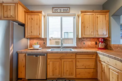 Kitchen - 63151 Brookstone Ln, Bend, OR 97701 photo 3 of 4