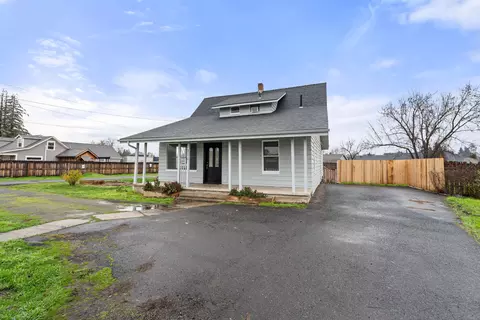 2772 Merriman Rd, Medford, OR 97501