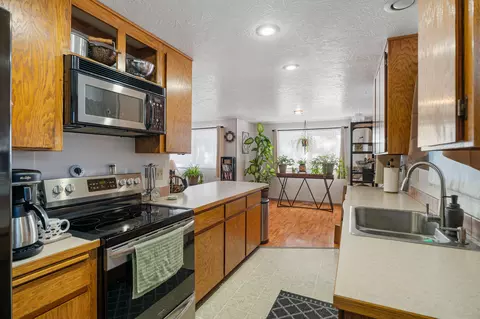 Kitchen - 53465 Kokanee Ln, La Pine, OR 97739 photo 2 of 2