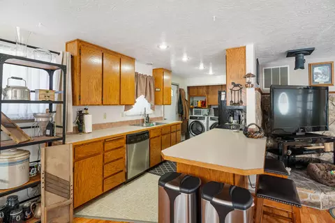 Kitchen - 53465 Kokanee Ln, La Pine, OR 97739 photo 1 of 2