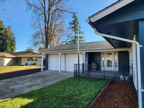 402 Emerald Cir, Medford, OR 97501