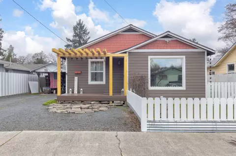 418 SE L St, Grants Pass, OR 97526