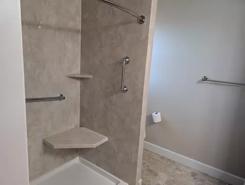 Bath - 606 Blue Moon Dr, Central Point, OR 97502 photo 1 of 1