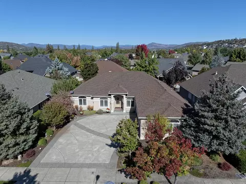 869 St Andrews Way, Eagle Point, OR 97524
