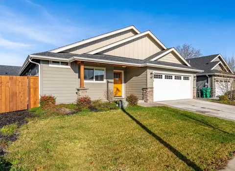 1876 SW Mistybrook Dr, Grants Pass, OR 97527