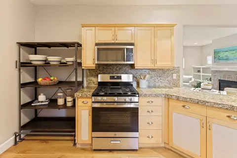 Kitchen - 2472 NW Shields Dr, Bend, OR 97703 photo 3 of 4