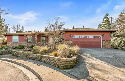 780 Oakway Cir, Ashland, OR 97520