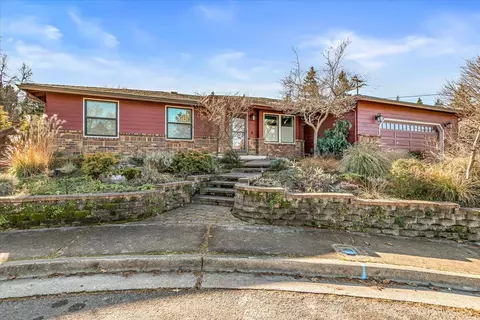 780 Oakway Cir, Ashland, OR 97520