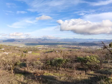 445 Mt Castle Dr, Eagle Point, OR 97524