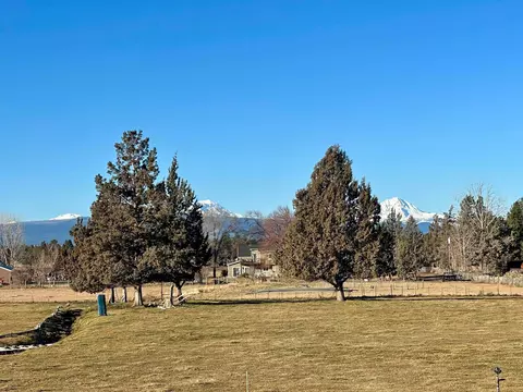 63493 Gentry Loop, Bend, OR 97701 photo 3