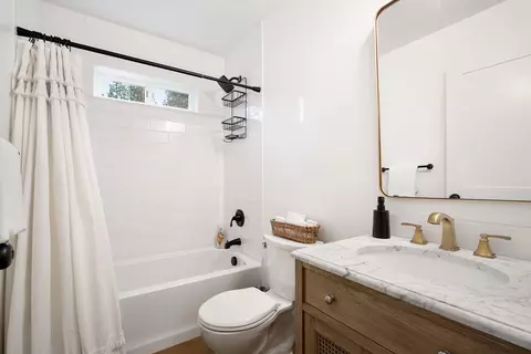 Bath - 17349 Merganser Dr, Bend, OR 97707 photo 1 of 5