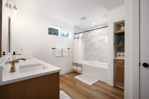 Bath - 17349 Merganser Dr, Bend, OR 97707 photo 2 of 5
