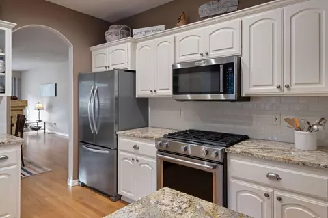 Kitchen - 60749 Willow Creek Loop, Bend, OR 97702 photo 3 of 3