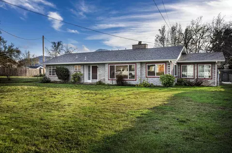 1215 NE A St NE, Grants Pass, OR 97526