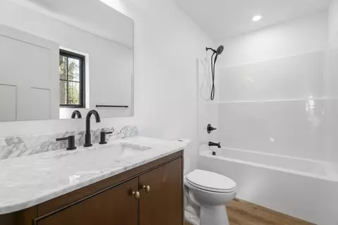 Bath - 17216 Jacinto Rd, Bend, OR 97707 photo 4 of 4