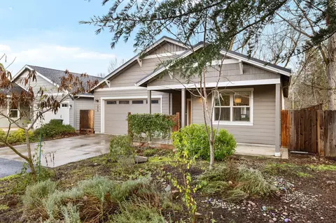 295 S 1st St, Talent, OR 97540