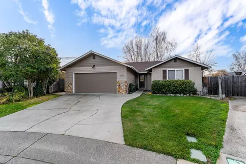 2725 Trout Cir, Grants Pass, OR 97527