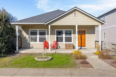 369 Cascade Dr, Central Point, OR 97502